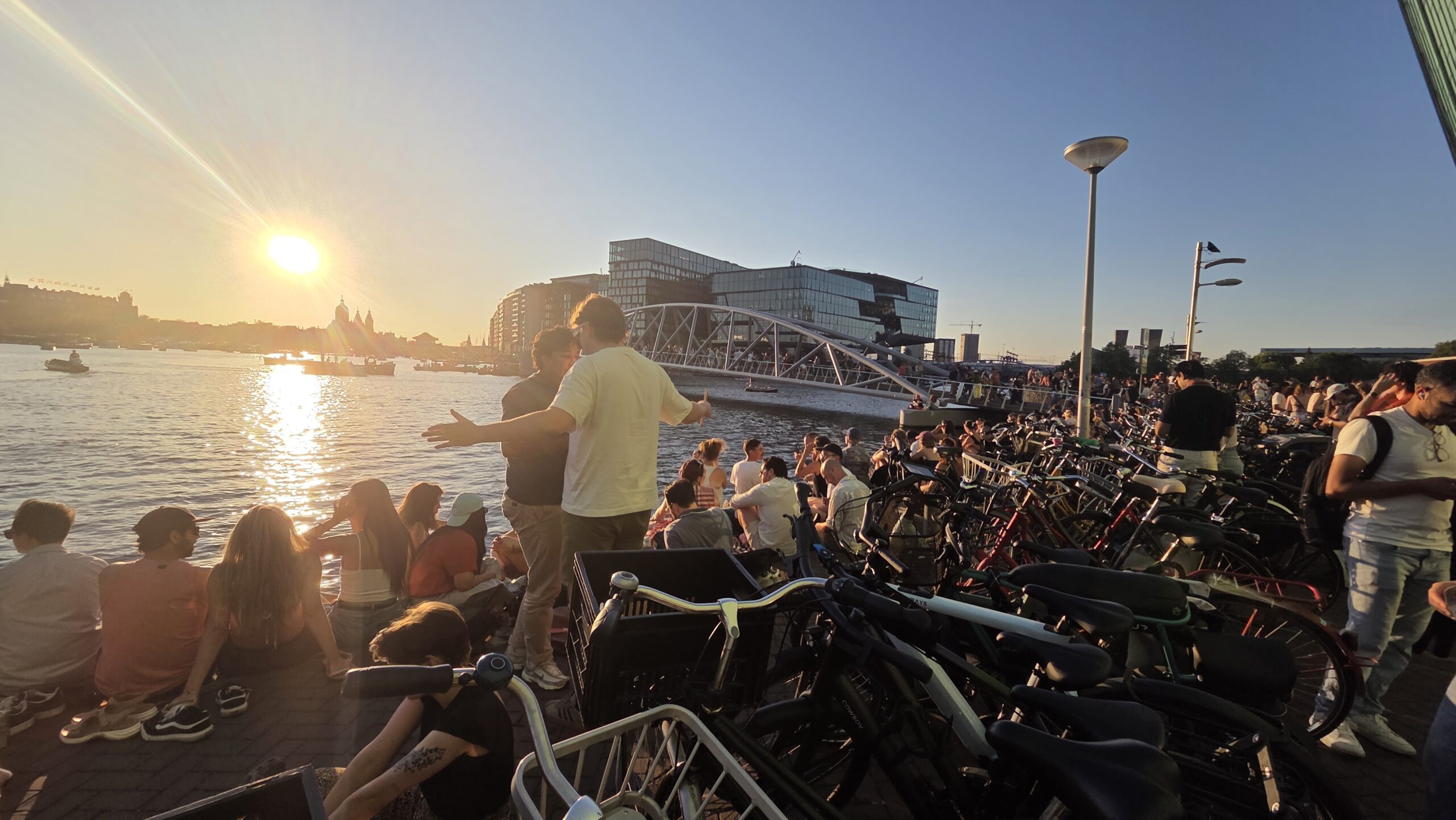 Jalan menuju Nemo Museum Amsterdam yang biasanya sepi sekarang dipenuhi orang dan sepeda (Foto: Hengky Kurniawan).