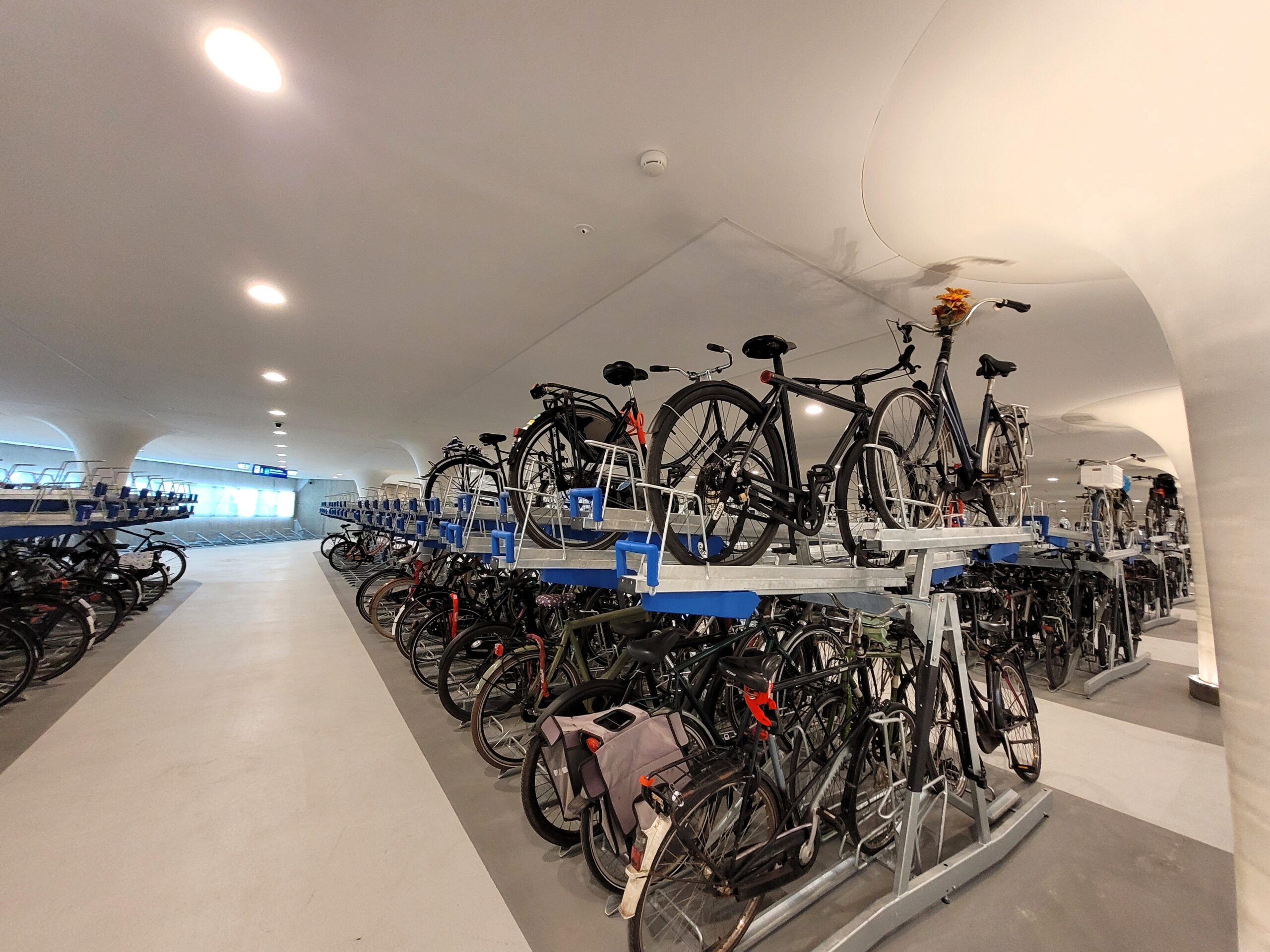 Parkir sepeda di bawah sungai depan Centraal Station Amsterdam (Foto: Hengky Kurniawan).