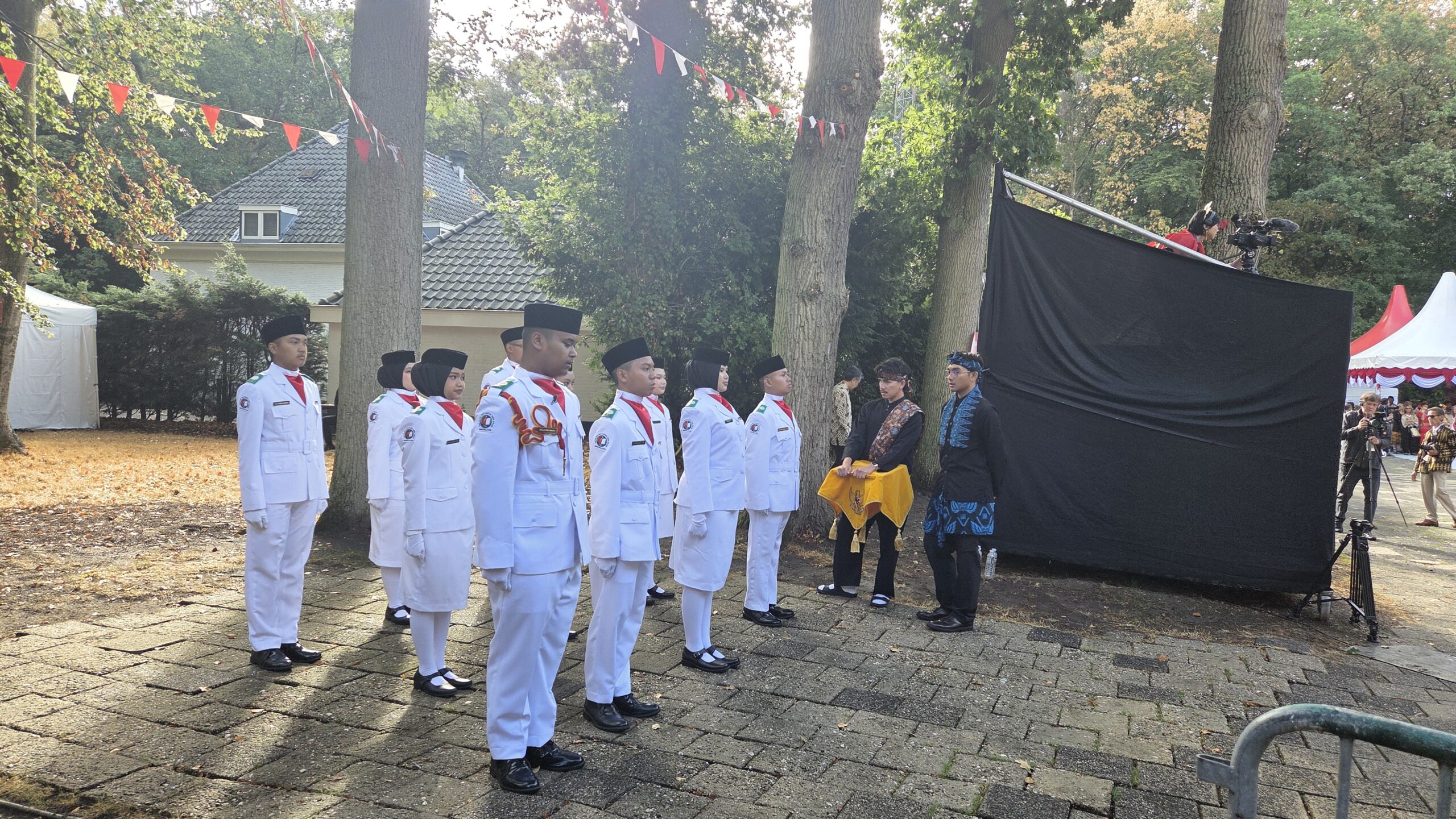 Petugas Paskibraka bersiap mengibarkan bendera (Foto: Hengky Kurniawan).