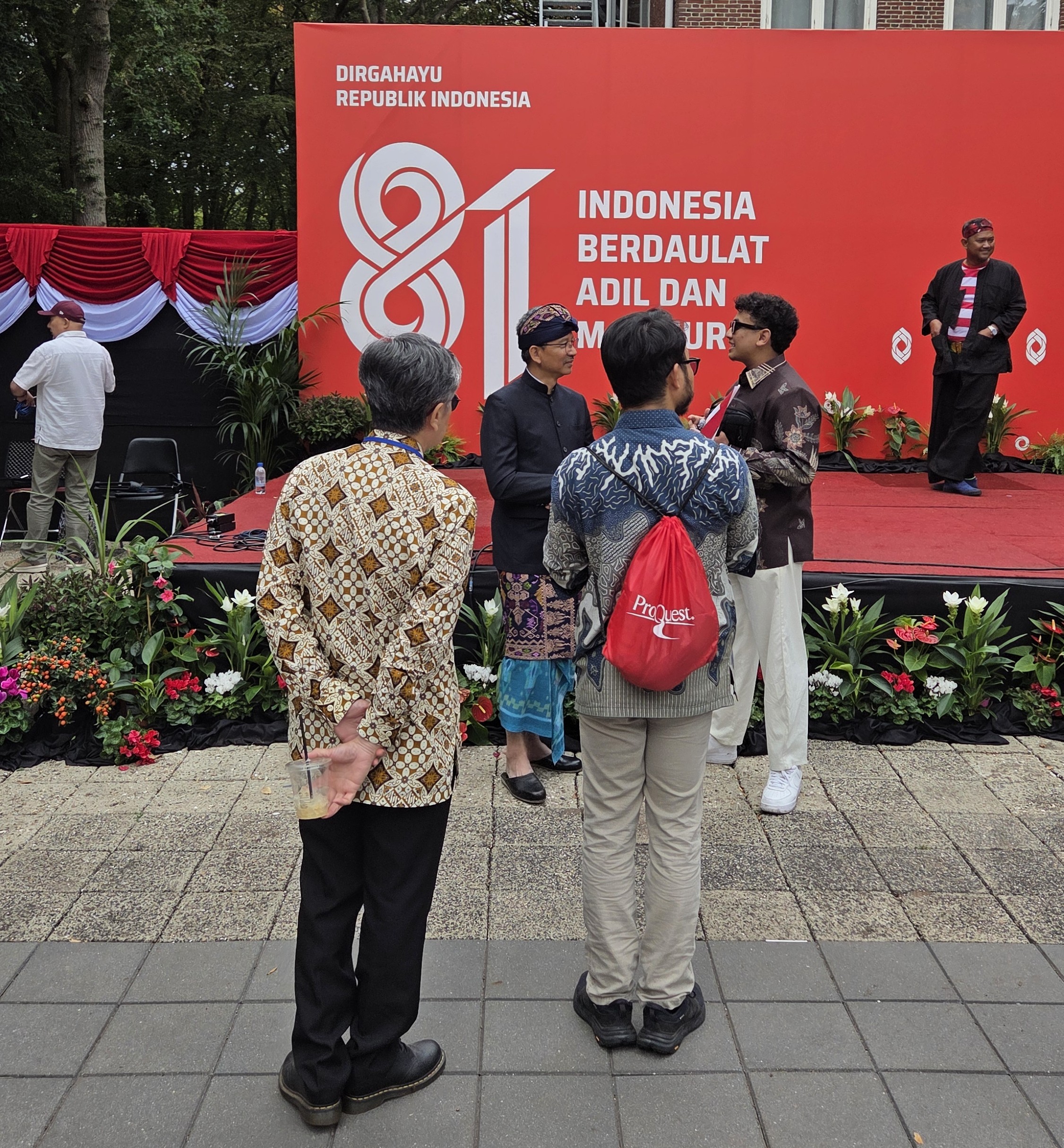 Voks Radio Amsterdam mewawancarai Dubes Indonesia untuk Kerajaan Belanda, L. Amrih Jinangkung (Foto: Hengky Kurniawan).