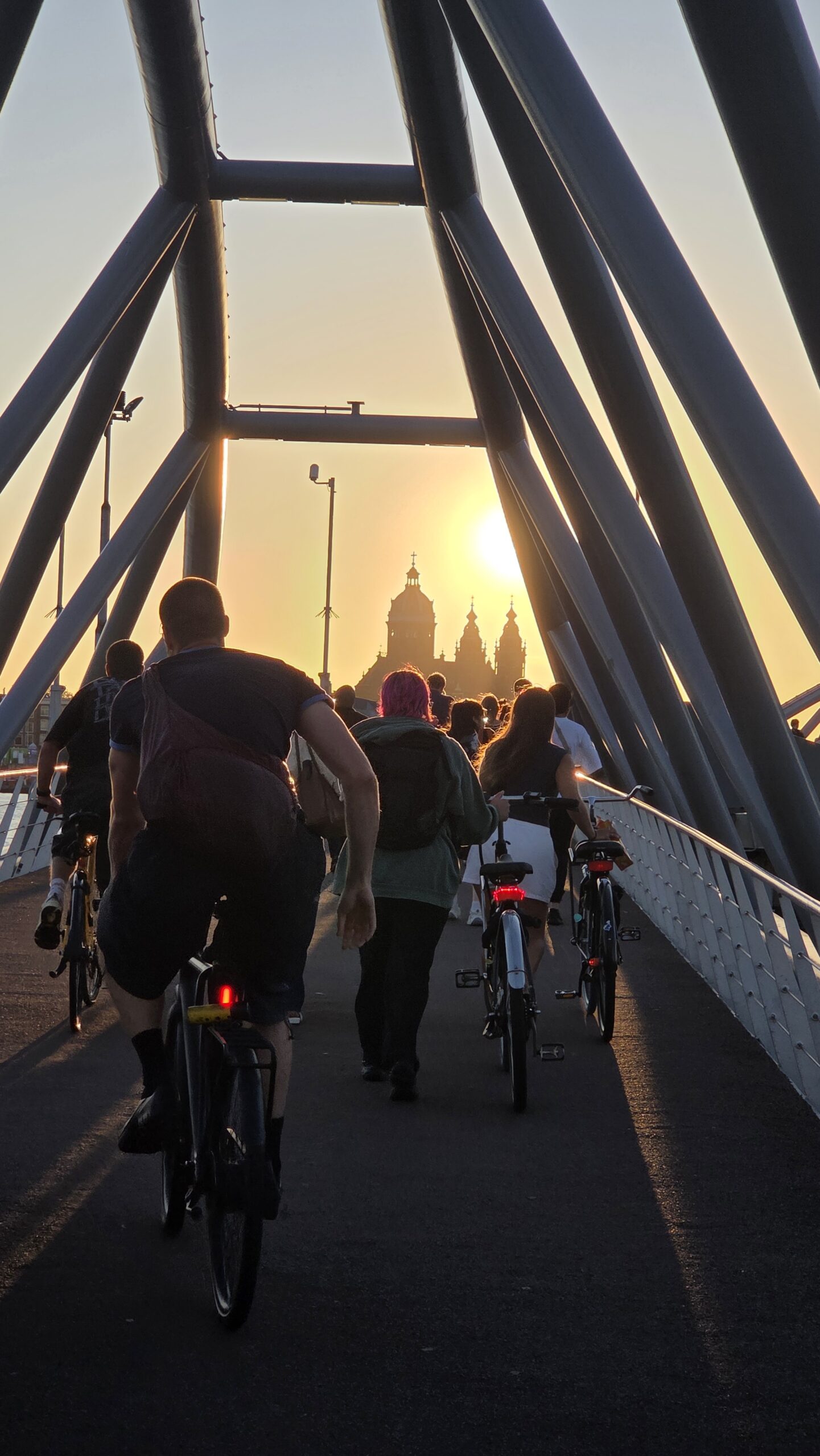 Warga berjalan meninggalkan Nemo Museum dengan latar belakang Gereja Santo Nikolas Amsterdam (Foto: Hengky Kurniawan).