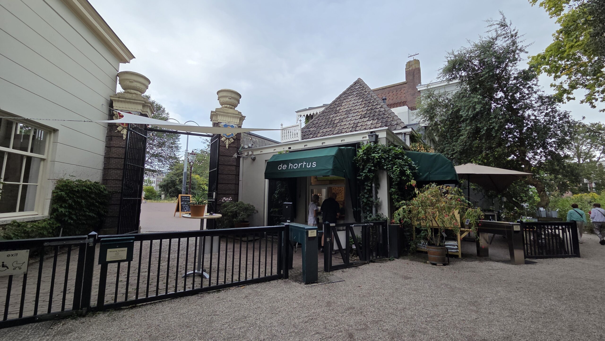 Pintu masuk Hortus Botanicus Amsterdam (foto: Hengky Kurniawan)