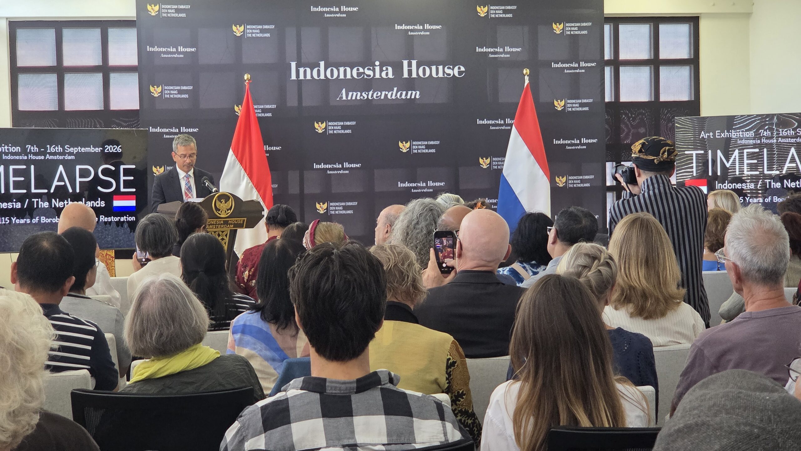 Duta Besar Luar Biasa dan Berkuasa Penuh Republik Indonesia untuk Kerajaan Belanda, L. Amrih Jinangkung, membuka acara (foto: Hengky Kurniawan).