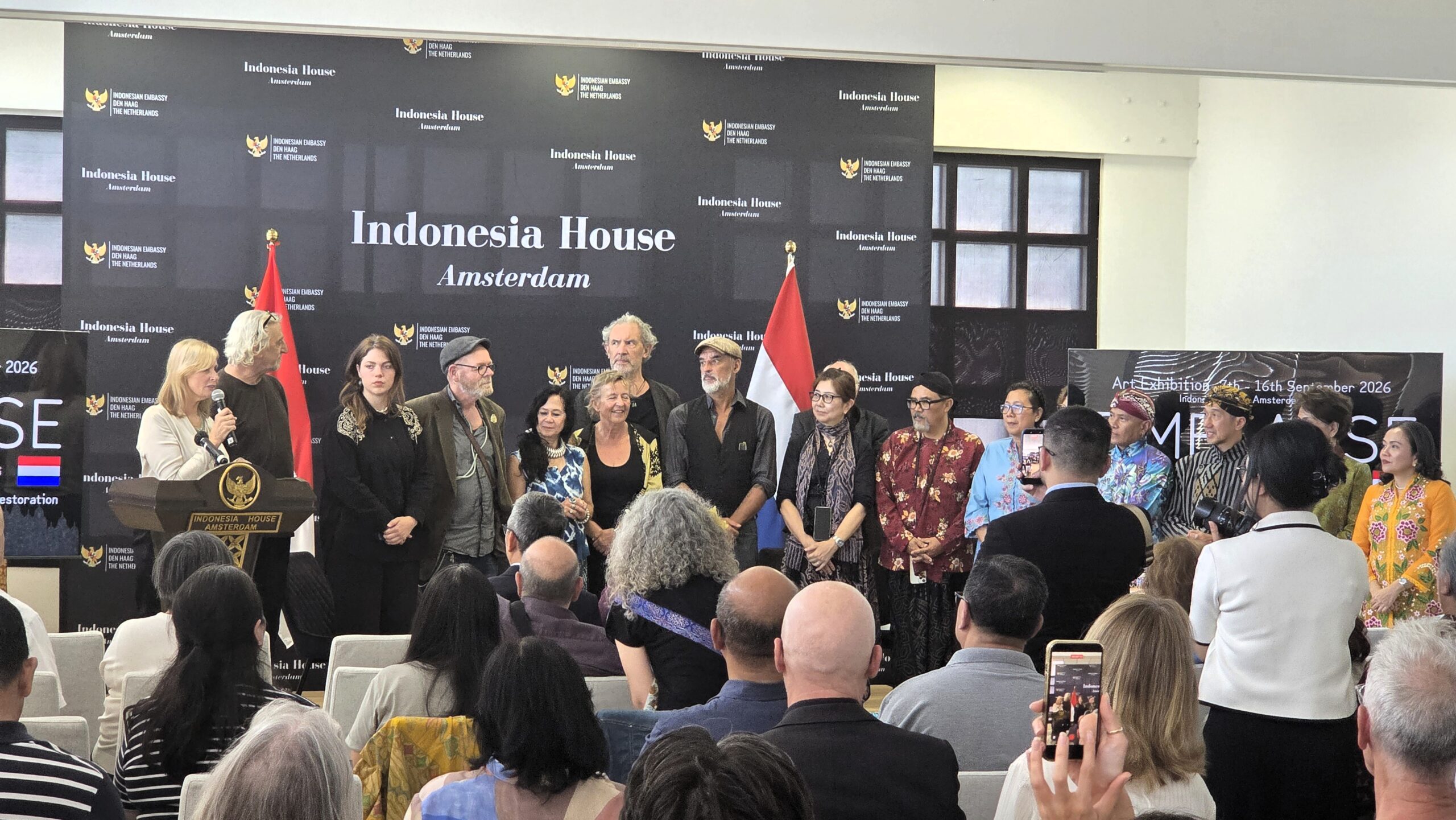 Sebagian seniman yang turut hadir dalam pembukaan pameran Timelapse Borobudur (foto: Hengky Kurniawan).