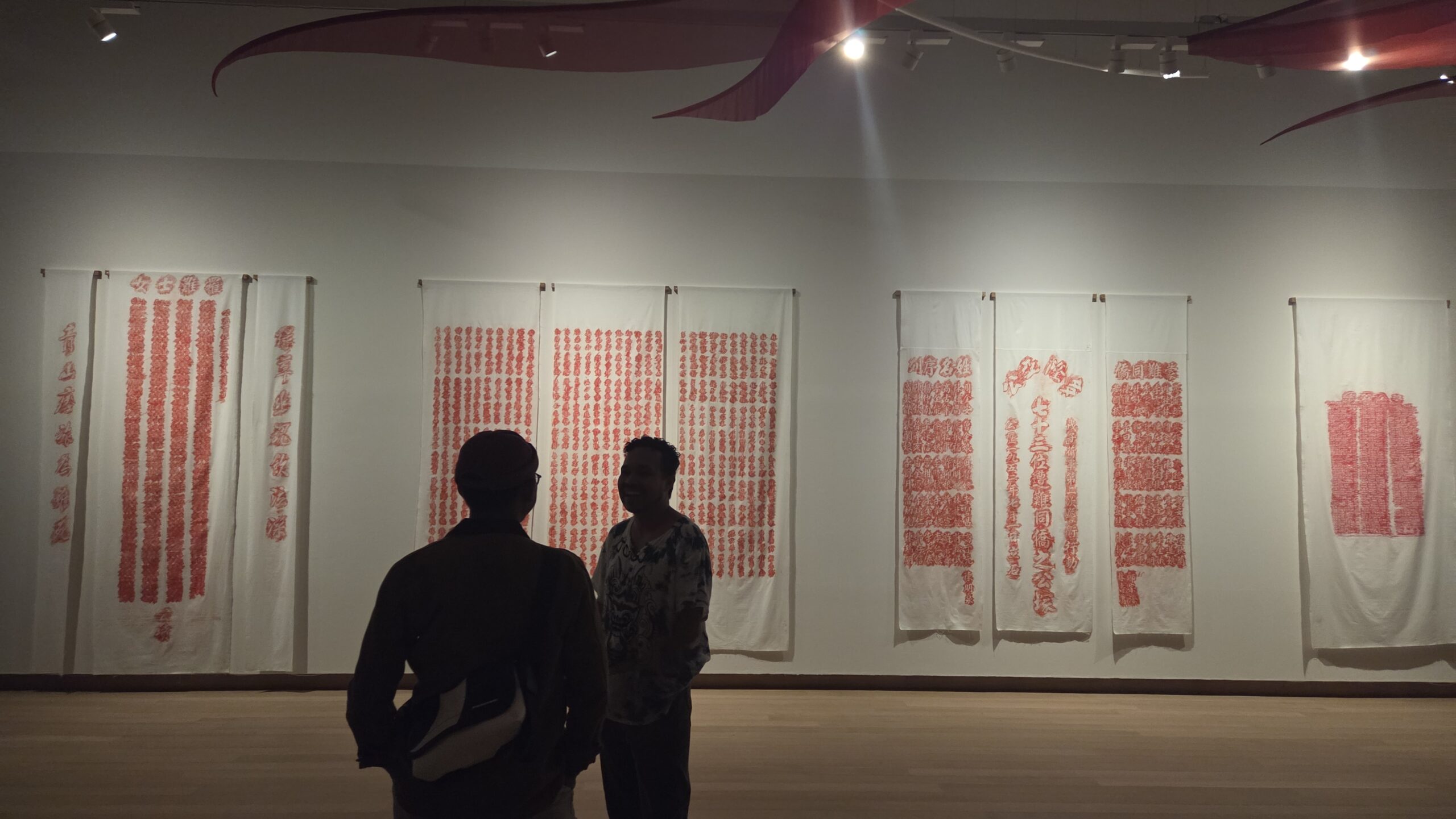 Pengunjung berdi diri di depan instalasi "Pilgrimage to History", karya FX Harsono (foto: Hengky Kurniawan).