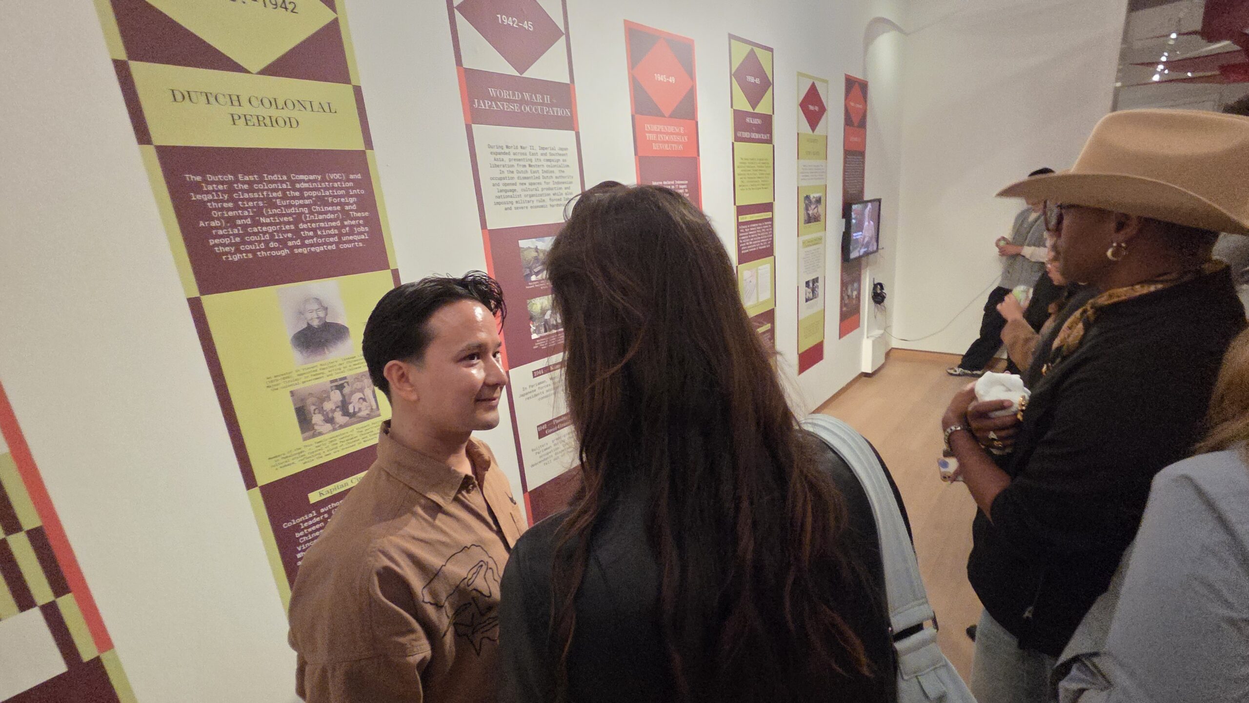 Vincent Ruijters menjawab pertanyaan pengunjung pameran (foto: Hengky Kurniawan).