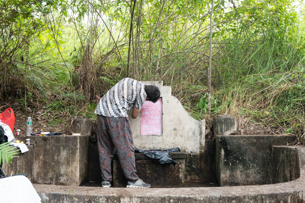 Vincent Ruijters di depan kuburan neneknya untuk riset “Kuburan” (foto: Hengky Kurniawan).